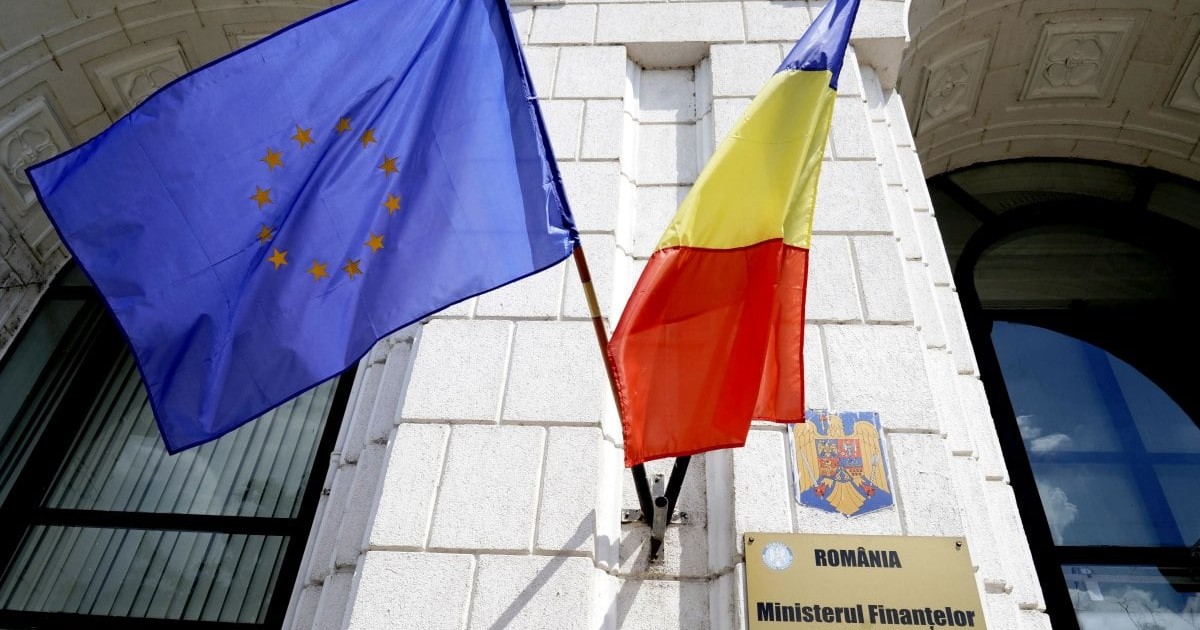 Sediul ministerului Finantelor din Bucuresti cu steagurile României și al Uniunii Europene