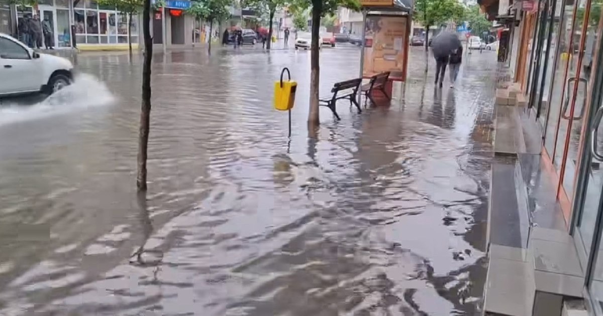 Străzi inundate în orașul Bârlad