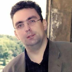 Jurnalistul Bogdan Rădulescu locuiește de șapte ani la Bruxelles, împreună cu soția, Cerasela, și băiatul lor Sabin (15 ani)
