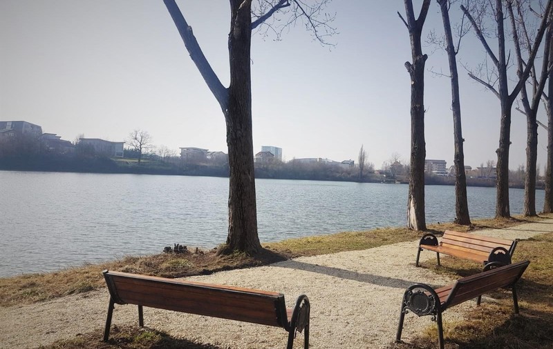 Promenadă Verde, cu piste de bicicliști și alei pentru pietoni, pe malurile lacurilor Străulești, Băneasa și Grivița din București