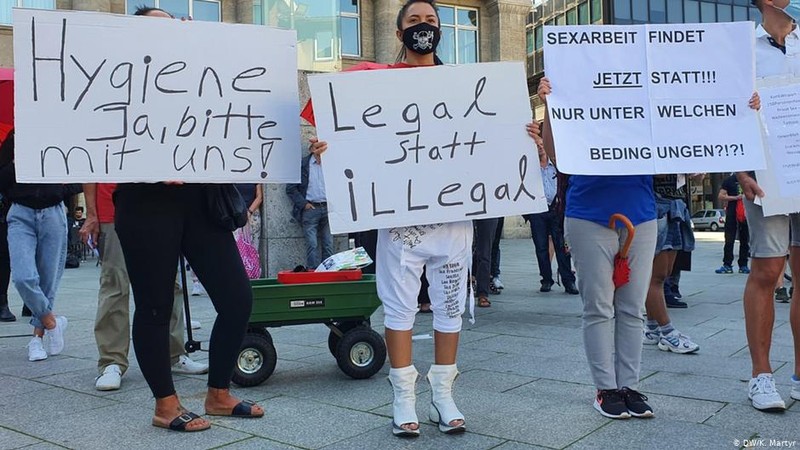 Prostituatele din Germania au ieşit în stradă pentru a solicita suspendarea interdicţiilor impuse din cauza pandemiei FOTO: Deutsche Welle