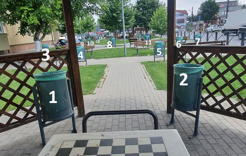 În Popești-Leordeni, Primăria a înghesuit 20 de coșuri de gunoi în 30 de metri, dar nu a pus aproape niciunul pe străzi