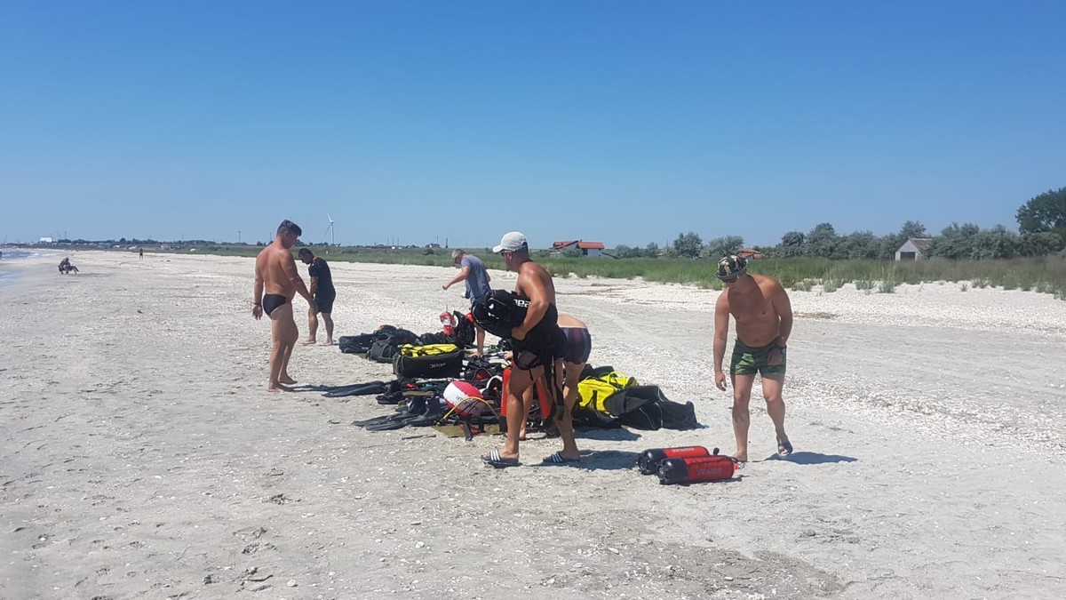 Douăzeci și cinci de scafandri îl caută de șase ore pe copilul dispărut în mare, la Corbu