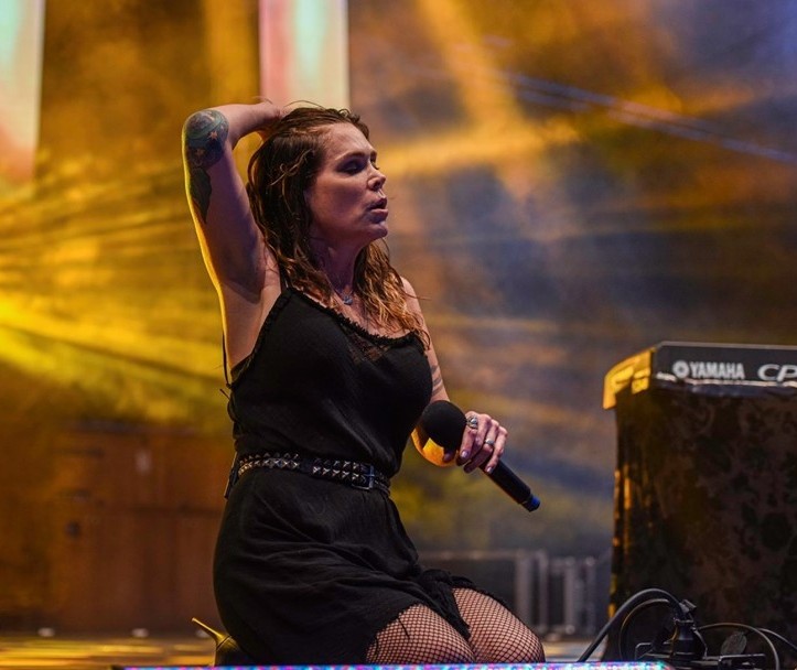 Solista americană Beth Hart a îngenunchiat în fața publicului român