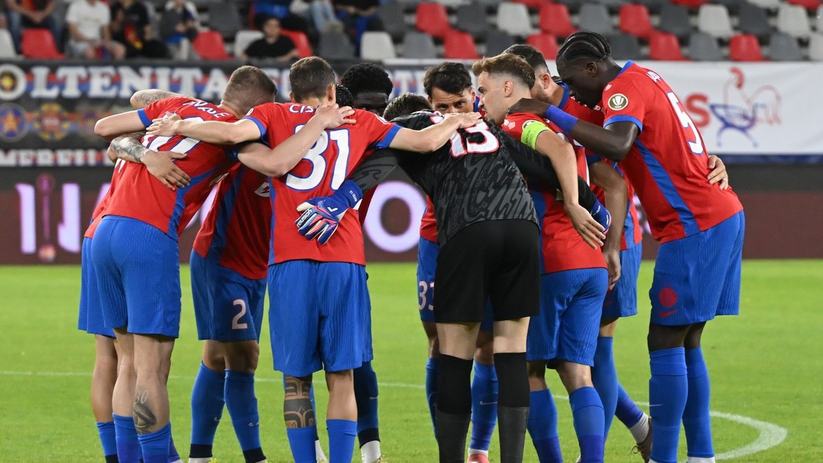 Fotbalistii ros-albastrii printre care Risto Radunovic, Darius Dumitru Olaru si Joyskim Aurélien Dawa Tchakonte se incurajeaza inaintea meciului dintre FCSB si Unirea Slobozia, contand pentru Play out-ul