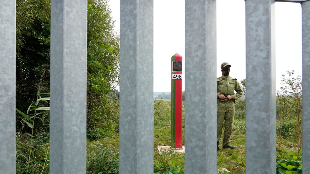 Grănicer belarus monitorizează granița cu Polonia în timpul unei vizite în zonă a premierului Donald Tusk. Imagine cu caracter ilustrativ Foto: Profimedia