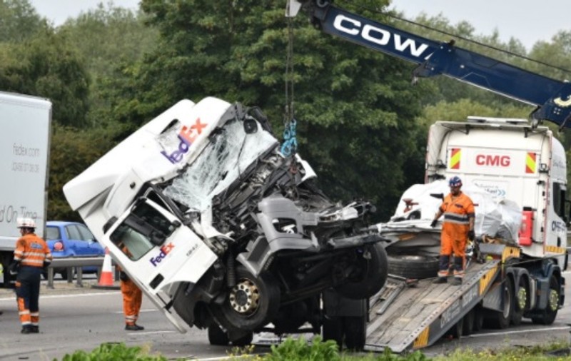 Accident grav în nordul Londrei, soldat cu opt morți. Doi șoferi au fost arestați