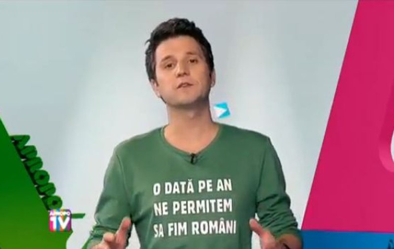 Ce se întâmplă cu tricourile inscripţionate pe care le poartă Andi Moisescu la emisiune Apropo tv