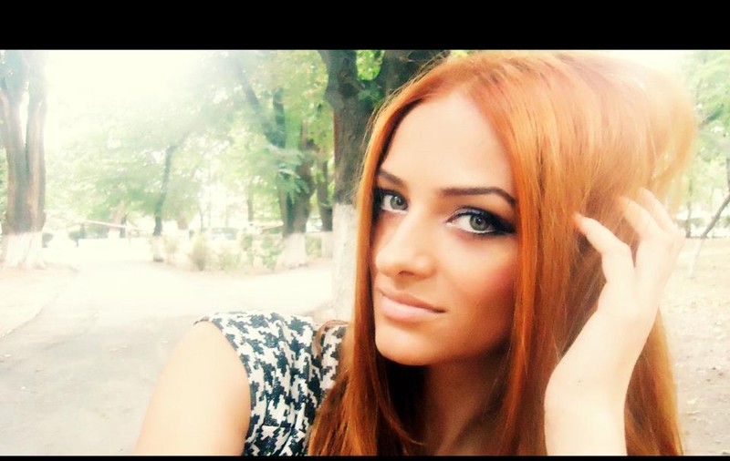 A fost COMPARATĂ mereu cu Bianca Drăguşanu, însă NATURALEŢEA ei i-a adus un CONTRACT EXTREM DE RÂVNIT cu Versace! FOTO