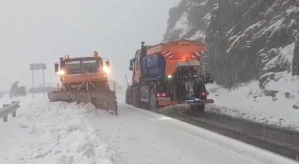 Ninge viscolit pe Transfăgărășan, iar drumarii intervin cu utilaje și peste 5 tone de sare spre Bâlea Lac. Sursă foto: Meteoplus / Facebook