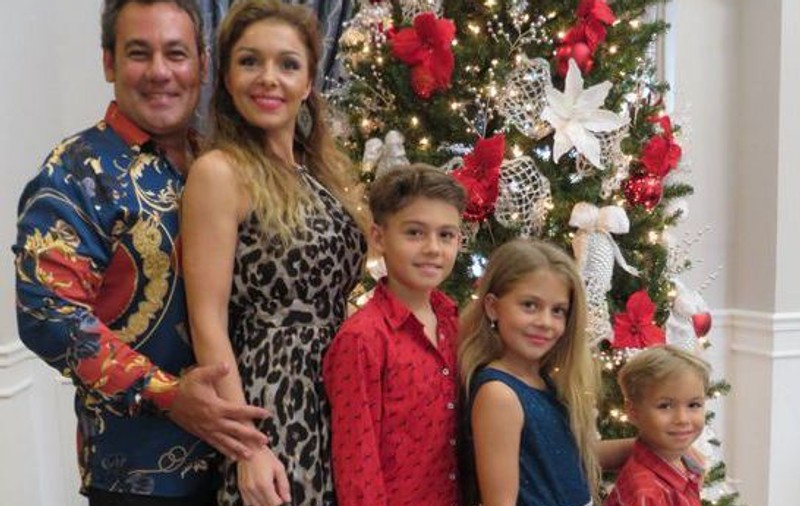 Ionuț Dolănescu a împodobit bradul la căldură, în Miami: “Vrem zăpadă de Revelion, mergem după ea la New York”