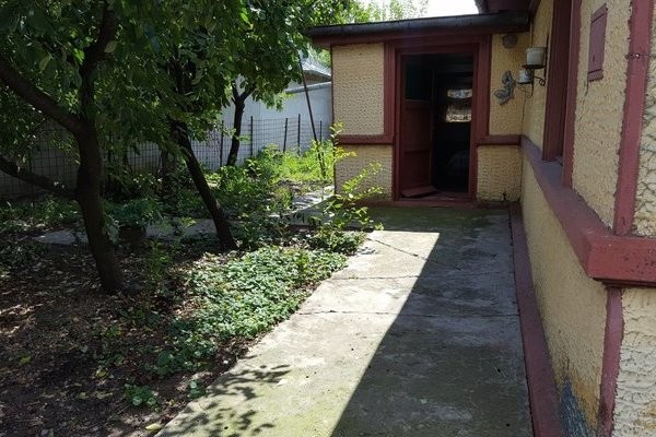 În Prelungirea Ferentari găsești una dintre cele mai ieftine case de vânzare din București.