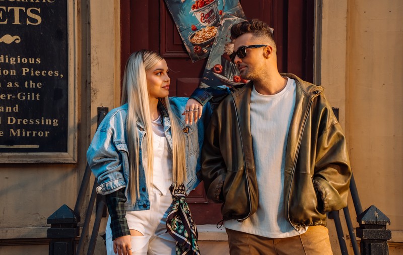 Imagini cu Tudor Ionescu și Bianca Tilici, o voce nouă în industria muzicală. „Soarele pe strada mea”