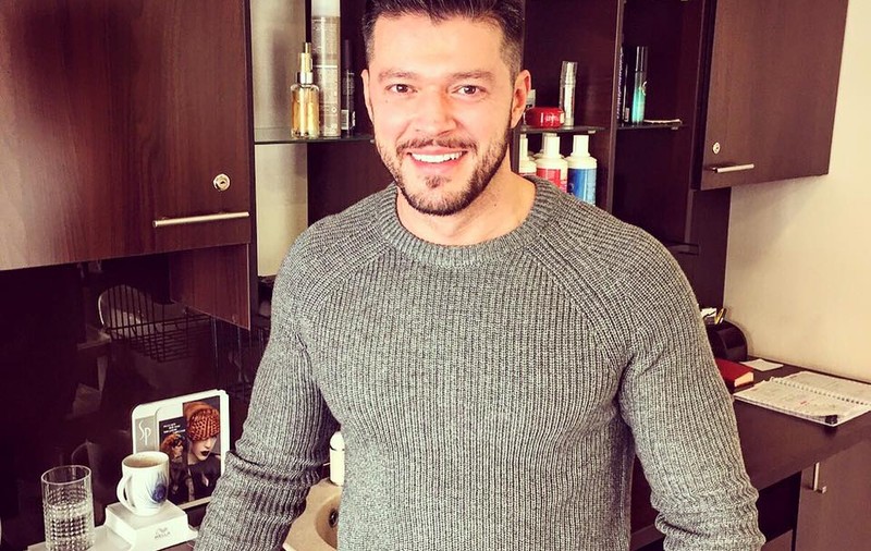Victor Slav le-a dat peste nas celor care l-au criticat după ce a oferit garoafe admiratoarelor! “Îmi pare bine că sunt oameni care înţeleg”