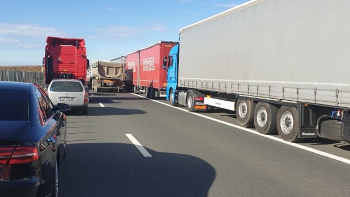 TIR-urile au blocat autostrada către Nădlac, la ieșirea spre Ungaria. Sunt cozi pe 20 de kilometri