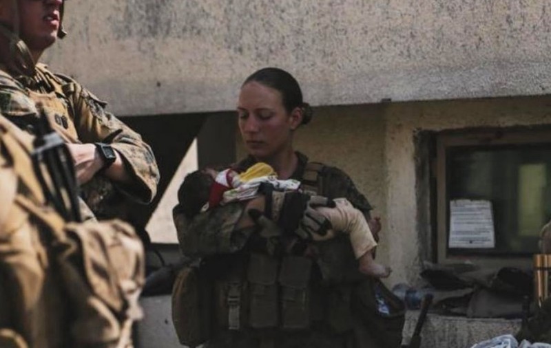 Tânăra soldat surprinsă în timp ce îngrijea bebeluși afgani pe aeroportul din Kabul, ucisă în atacul sinucigaș