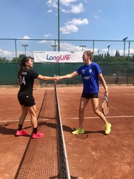 Olandeza Martine Smeets, stânga, și suedeza Linnea Torstensson s-au distrat pe terenul de tenis FOTO: SPORTSNET GROUP