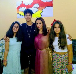 Bilquis și cei trei copii ai ei. “I-am crescut ca un amestec: ținem și obiceiurile de aici și obiceiurile mele”