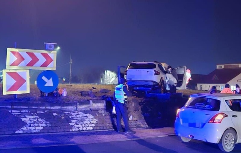 Un șofer cu o Dacia SUV s-a urcat direct pe un sens giratoriu de la ieșirea din Timișoara, în loc să ia curba. „Cascadoria” lui a băgat o femeie în spital