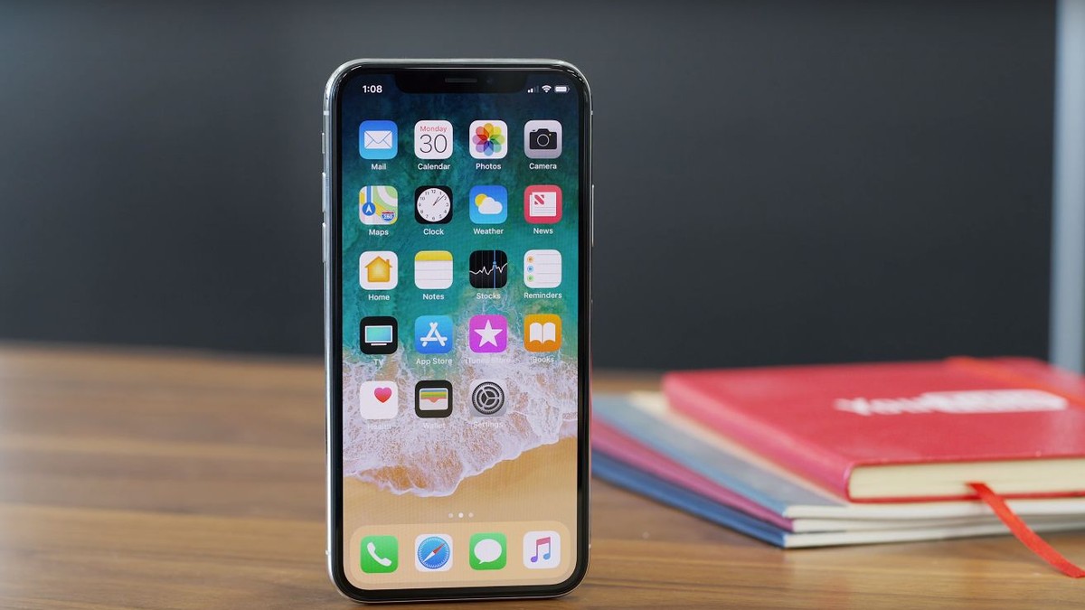 Problemă de securitate pentru posesorii iPhone X: Apple partajează imaginile de recunoaștere facială cu dezvoltatorii de aplicații. iPhone X pe o masă, în poziție verticală