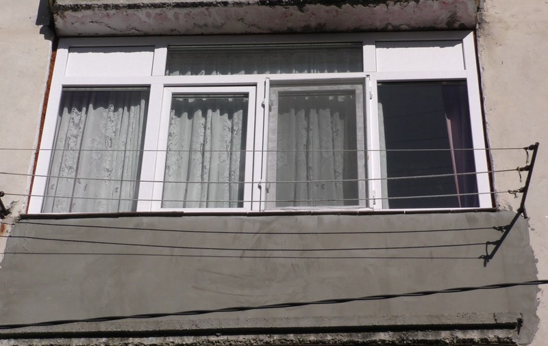 O fetiță a căzut de la etaj. Copila este în stare gravă și se luptă să trăiască