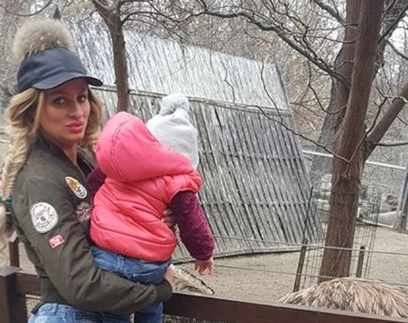Ce spune Sânziana Buruiană despre faptul că-și alăptează fetița la trei ani. "Niciodată nu am încercat să opresc asta" | FOTO