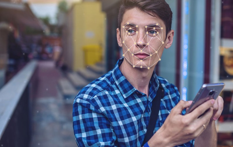 Aplicația Ever a folosit fotografiile a milioane de oameni pentru a dezvolta un sistem de recunoaștere facială  