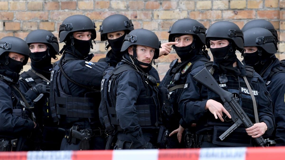 Forțele de securitate germane, în fața sinagogii unde doi oameni au fost uciși în 2019, într-un atac antisemit FOTO: EPA