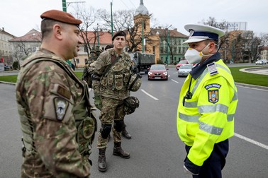 Militari, alături de polițiști, la controlul documentelor șoferilor în timpul carantinei din martie | Foto: Hepta