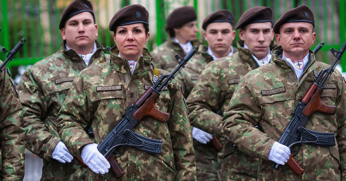 Militari români defilează cu armele Kalașnikov