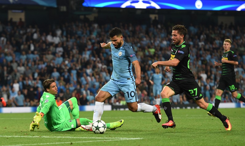 epa05539903 Manchester City's Sergio Aguero (C) scores the third goal making the score 3-0 during the UEFA Champions League Group C match between Manchester City and Borussia Moenchengladbach at the Etihad Stadium in Manchester, Britain, 14 September 2016. EPA/Peter Powell