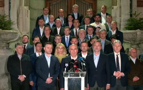 Ilie Bolojan a anunțat că nu demisionează, chiar dacă a pierdut sprijinul politic al PSD. Miniștrii PSD își vor da demisia până la ședința de joi