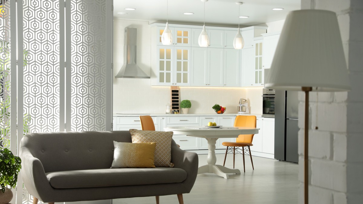 Mobilă de casă la prețuri excelente în oferta eMAG de astăzi, 25 noiembrie - Imagine cu un interior elegant al unei case, în care se distinge o bucătărie modernă