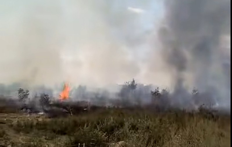 Se circulă greu pe centura Ploiești, după un incendiu de vegetație uscată. Flăcări uriașe și pe un câmp cu deșeuri ilegale