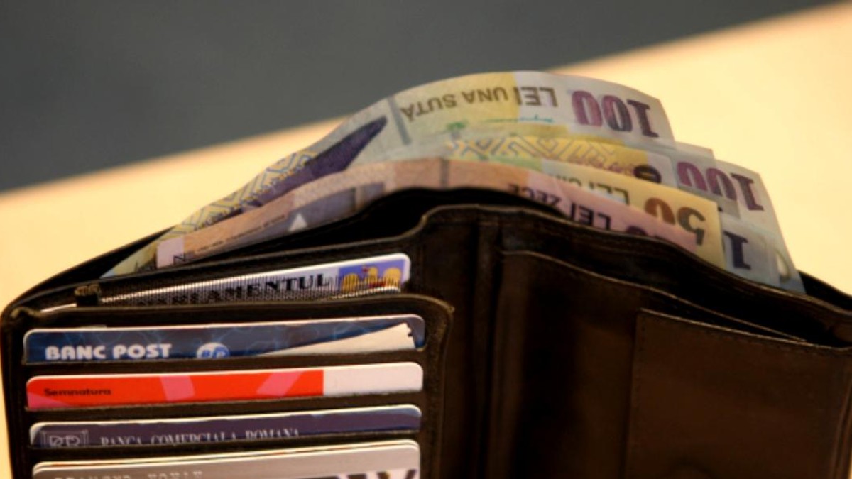 Ce a făcut un pensionar din Galați după ce a găsit un portofel cu peste 6.000 de lei pe o bancă
