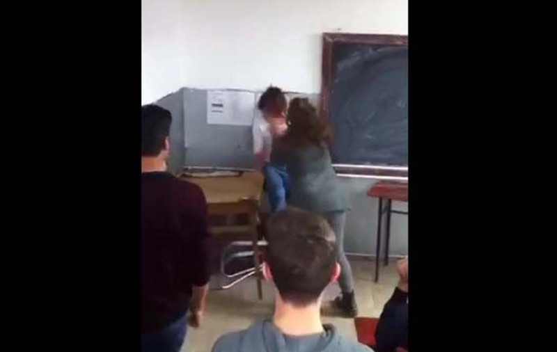 Două eleve din Vâlcea şi-au împărţit pumni şi picioare în clasă. Cum s-a terminat totul