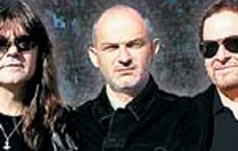 Celelalte Cuvinte canta in clubul Live Metal