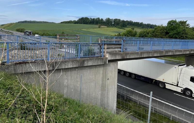 „Dorel” a modernizat o autostradă din Germania, apoi a înălțat podul de deasupra și acum nici o mașină nu-l mai poate traversa. Trebuie demolat