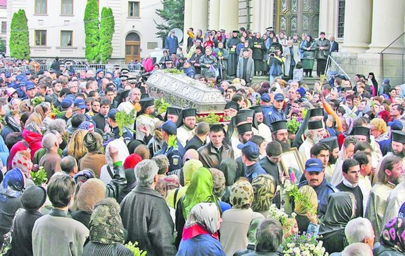 Creştinii au  început deja pelerinajul la moaşte, la Iaşi
