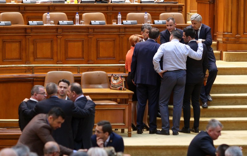 Negocieri pe ultima sută de metri, pentru moţiunea de cenzură. Opoziţiei îi lipsesc peste 20 de voturi, parlamentarii PSD şi ALDE vor asista din bănci, la vot, pentru a nu da şansa trădărilor: "E treaba lor să îşi strângă cele 233 de voturi!"