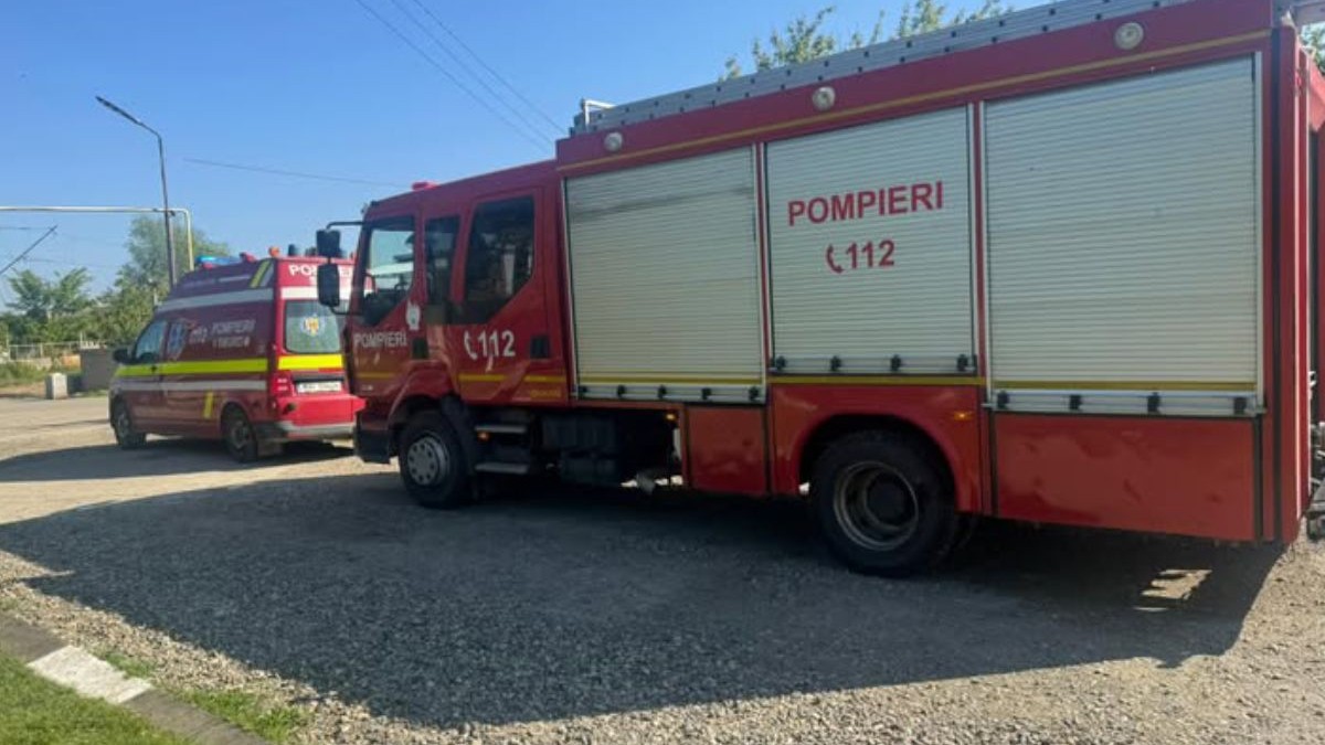 In imagine doua masini de interventie, una SMURD, alta de Pompieri
