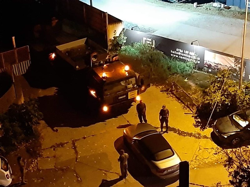 Militarii au remarcat că au un obstacol abia când au vrut să iasă pe poartă cu trailerul