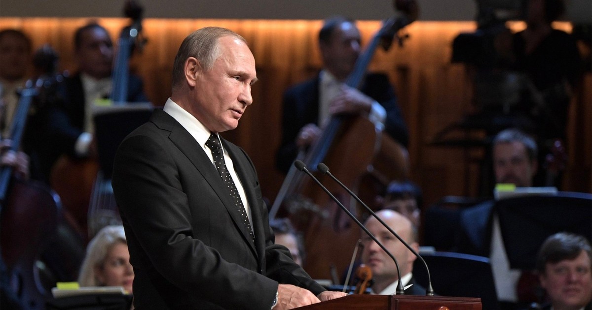 Imagine cu Vladimir Putin în fața a două microfoane, în timpul unui eveniment