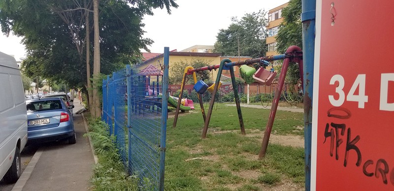 DUNĂVĂȚ - părculeț aflat între cartierele Rahova și Ferentari, cu leagăne, într-adevăr, învechite