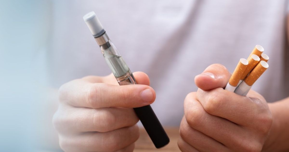 Bărbat care ține o țigară electronică și o țigară electronică