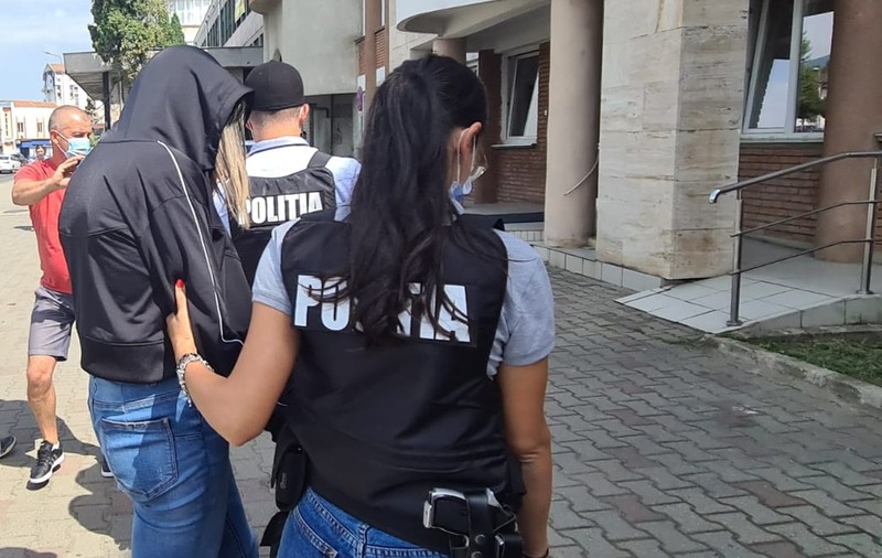 Tânără din Cluj, medic la un centru de vaccinare, reținută de polițiști după ce a eliberat adeverințe de vaccinare false