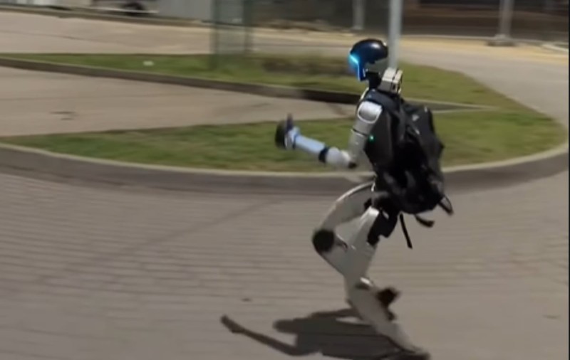 Edward Warchocki, robotul umanoid care urmărește și gonește mistreți în Varșovia, a devenit viral | VIDEO
