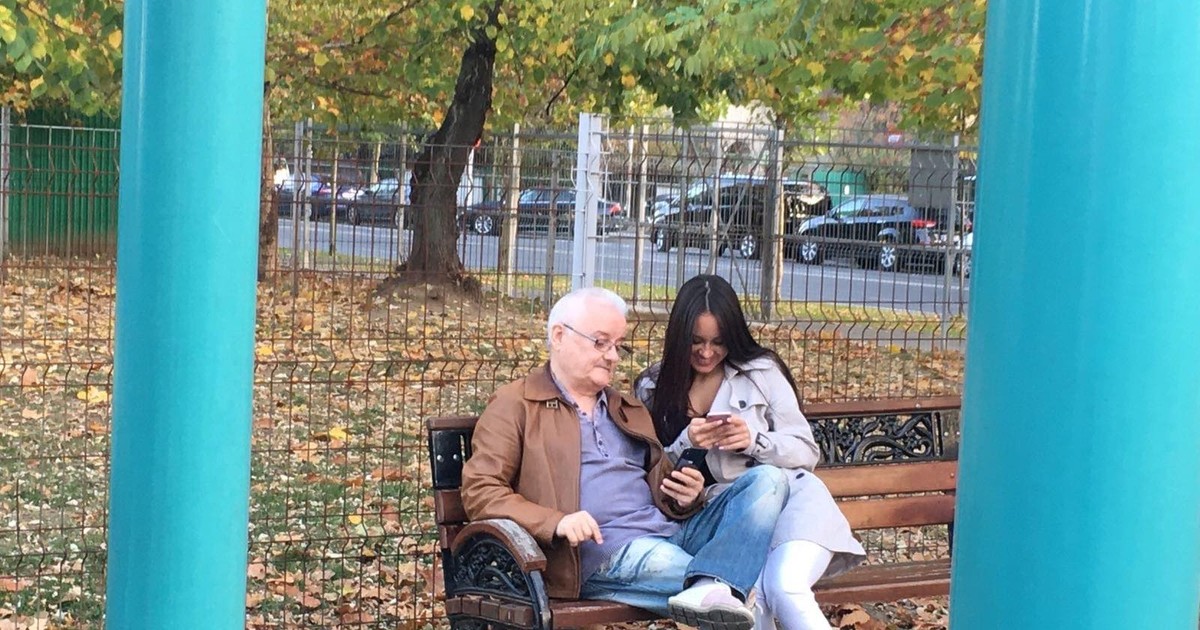 Irinel Columbeanu cu iubita tânără în parc