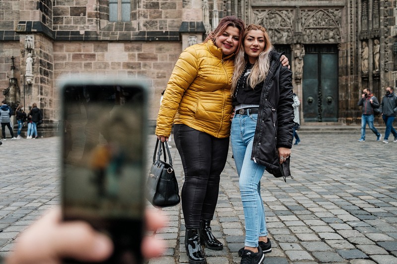Eleonora și Gabriela pozează în fața Bisericii St. Lorenz din Nürnberg