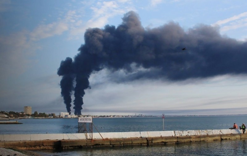 Explozie puternică la terminalul petrolier din Crimeea, care arde de cinci zile. Localnicii se plâng de grețuri și tuse | VIDEO